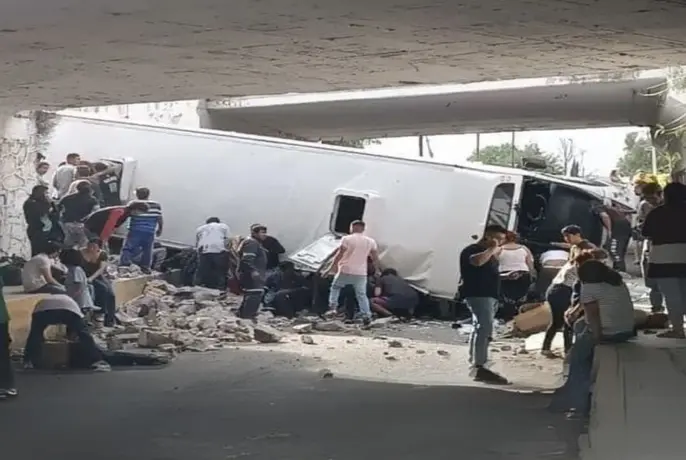 Reportan fuerte accidente en la autopista México-Pirámides