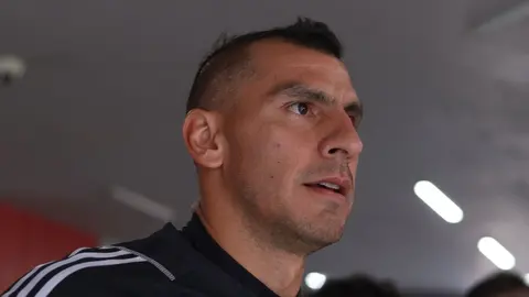 ¡No quiere preguntas! Nahuel Guzmán evita a los medios al salir del entrenamiento con Tigres