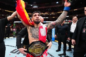 UFC: Ilia Topuria noquea a Alexander Volkanovski y se proclama campeón de peso pluma