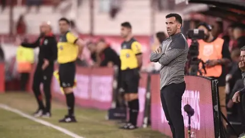 Carlos Tevez, entrenador de Independiente, tuvo que ser internado tras presentar dolor en pecho
