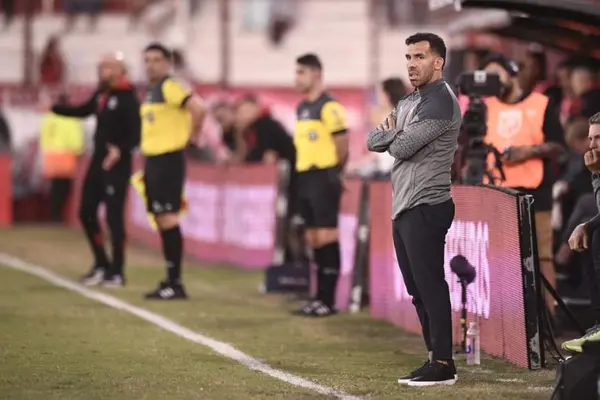 Carlos Tevez, entrenador de Independiente, tuvo que ser internado tras presentar dolor en pecho