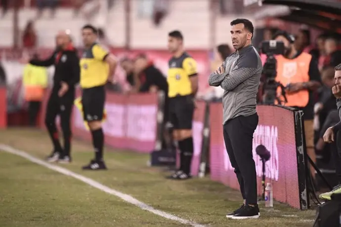 Carlos Tevez, entrenador de Independiente, tuvo que ser internado tras presentar dolor en pecho