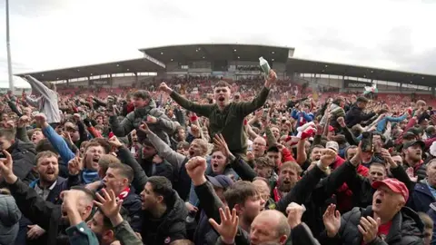¡Están viviendo el sueño, Sr. Pool! Aficionados invaden campo tras ascenso de Wrexham de Ryan Reynolds
