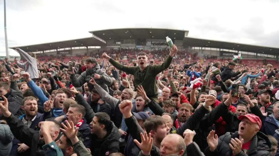 ¡Están viviendo el sueño, Sr. Pool! Aficionados invaden campo tras ascenso de Wrexham de Ryan Reynolds