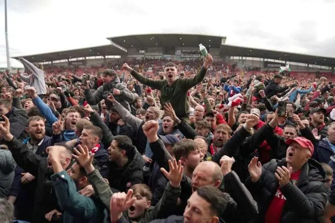 ¡Están viviendo el sueño, Sr. Pool! Aficionados invaden campo tras ascenso de Wrexham de Ryan Reynolds