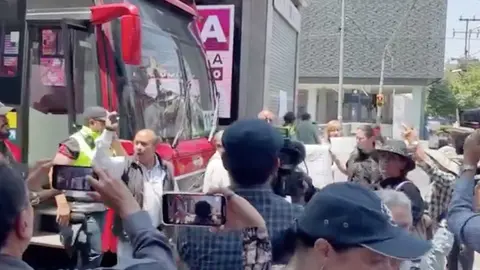 Vecinos de Benito Juárez vuelven a cerrar el paso del Metrobús en Insurgentes