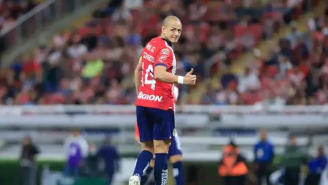¿Qué números tiene Chivas en el torneo cuando juega Chicharito vs cuando no juega?