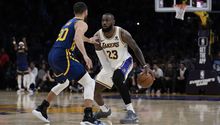 Golden State, con 31 puntos de Curry, vencieron a Los Angeles Lakers