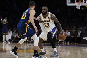 Golden State, con 31 puntos de Curry, vencieron a Los Angeles Lakers