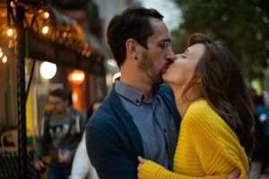 ¿Se puede bajar de peso con un beso? Te contamos cuántas calorías se queman besando