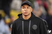 ¿Listo para irse? Mbappé salió de cambio y acabó viendo el partido desde la grada