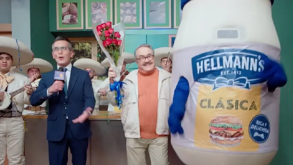 Pedrito Sola vuelve a anunciar la mayonesa Hellmann’s… ¡Y esta vez lo hace bien!
