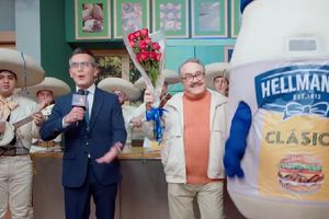 Pedrito Sola vuelve a anunciar la mayonesa Hellmann’s… ¡Y esta vez lo hace bien!