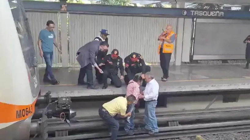 Abuelita baja a las vías del Metro para recuperar su dentadura