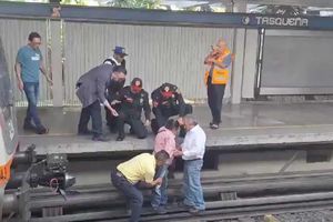 Abuelita baja a las vías del Metro para recuperar su dentadura