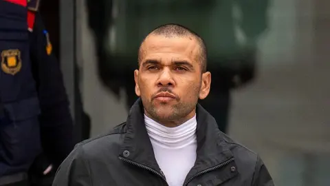 Piden quitar estatua de Dani Alves en Brasil por ser culpable de violación