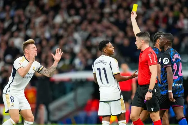 ¿Karma? Toni Kroos ironizó sobre lesión del árbitro que lo amonestó contra Sevilla