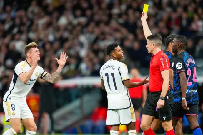 ¿Karma? Toni Kroos ironizó sobre lesión del árbitro que lo amonestó contra Sevilla