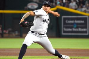 Víctor González consigue su primer salvamento con Yankees en triunfo ante D-Backs
