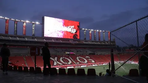 ¡Se avergüenzan! Afición de Tijuana se tapa la cara con bolsas de papel por malos resultados