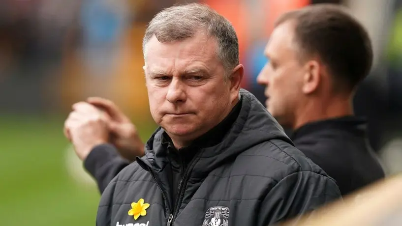 Entrenador de Coventry City criticado por celebrar un gol en la cara de un niño recoge balones