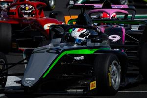 Doriane Pin de F1 Academy es castigada: Pierde la carrera por cruzar dos veces la meta