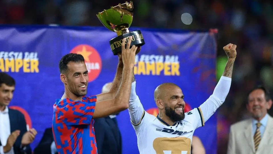 Dani Alves: Alzó el Trofeo Joan Gamper junto con Busquets tras el Barcelona vs Pumas