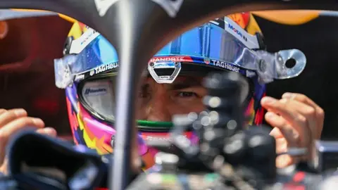 ¡Qué elegancia! Checo Pérez presentó su nuevo casco, con un diseño muy mexicano