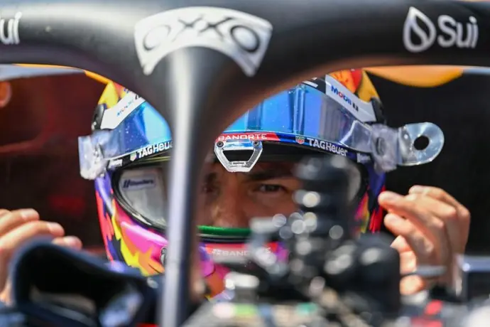¡Qué elegancia! Checo Pérez presentó su nuevo casco, con un diseño muy mexicano
