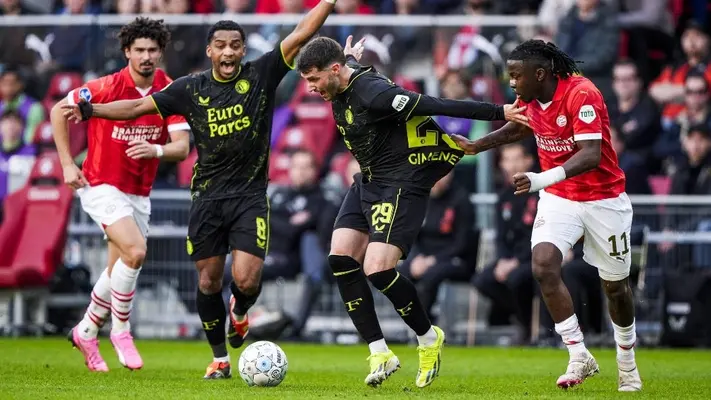 ¡Rompe la sequía! Santiago Giménez anota ante PSV tras seis partidos sin marcar en Liga