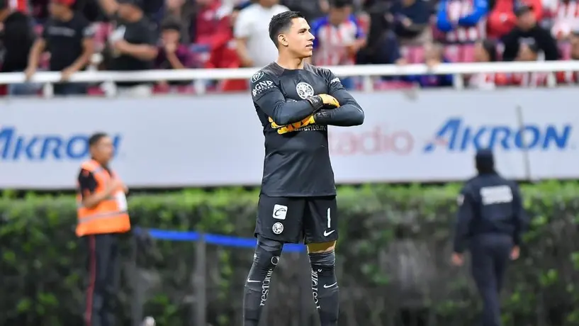 Chivas vs América: Aficionados rojiblancos le aventaron un encendedor a Malagón