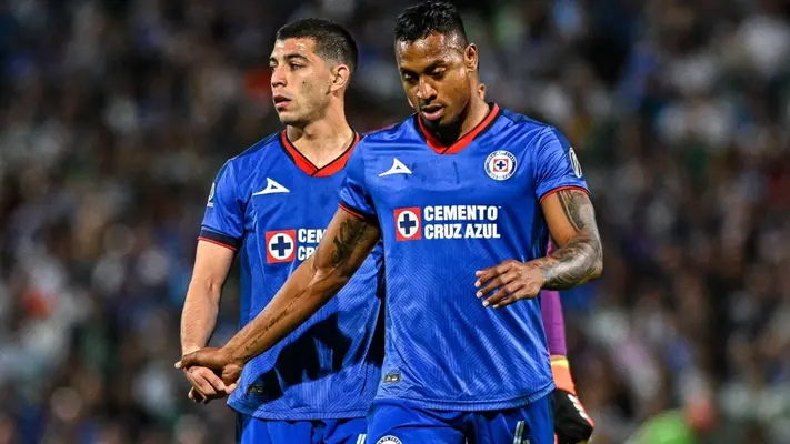 Willer Ditta se va expulsado en su regreso a Cruz Azul tras suspensión de tres partidos