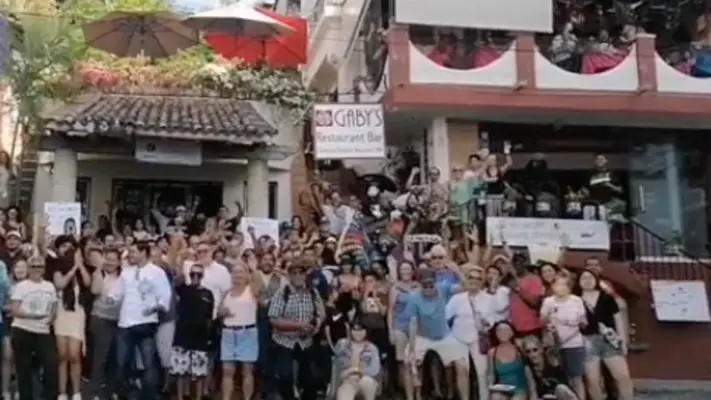 Mexicanos se manifiestan por restaurante que estadounidenses quieren cerrar en Puerto Vallarta