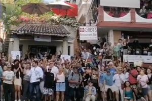 Mexicanos se manifiestan por restaurante que estadounidenses quieren cerrar en Puerto Vallarta