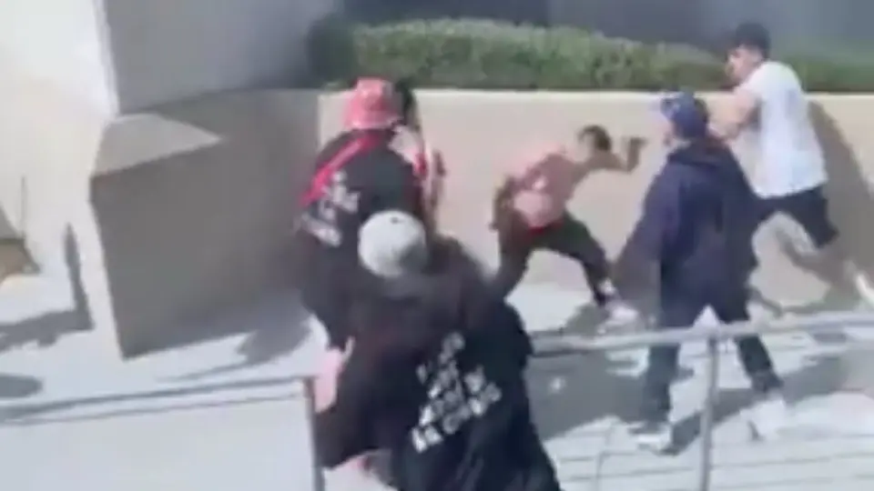 ¡No entienden! Aficionados de Chivas y Atlas protagonizan pelea fuera del estadio en LA