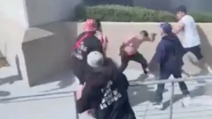 ¡No entienden! Aficionados de Chivas y Atlas protagonizan pelea fuera del estadio en LA