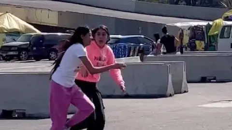 Fans de Karol G se pelean en el Estadio Azteca por un boleto