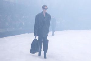Balenciaga causó revuelo al vender bolsa de basura en 34 mil pesos