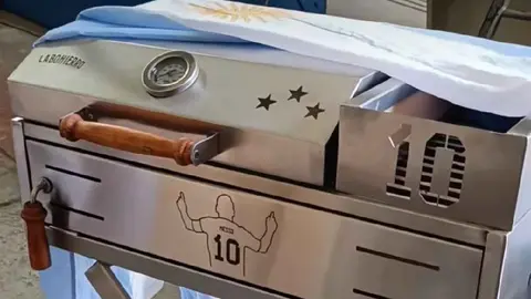 ¡La parrilla del capitán! Leo Messi mandó a hacer parrilla personalizada a emprendedor argentino
