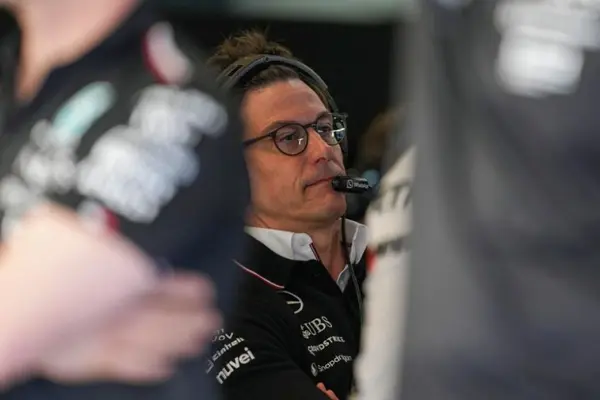 Jacques Villeneuve no cree que Toto Wolff quiera realmente a Verstappen en Mercedes