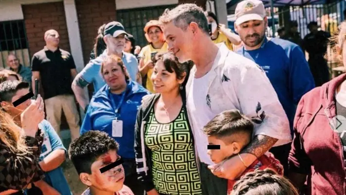 Alejandro Sanz visita en Chile a los damnificados por los incendios recientes