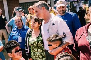 Alejandro Sanz visita en Chile a los damnificados por los incendios recientes