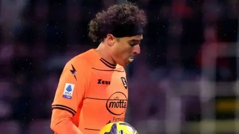 Fabrizio Romano se enganchó con aficionado por defender a Guillermo Ochoa