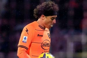 Fabrizio Romano se enganchó con aficionado por defender a Guillermo Ochoa