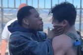 Devin Haney empuja a Ryan García en el careo previo al combate del sábado