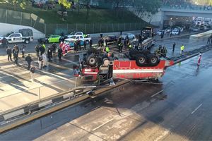 Vuelca camión de bomberos, y deja tres lesionados