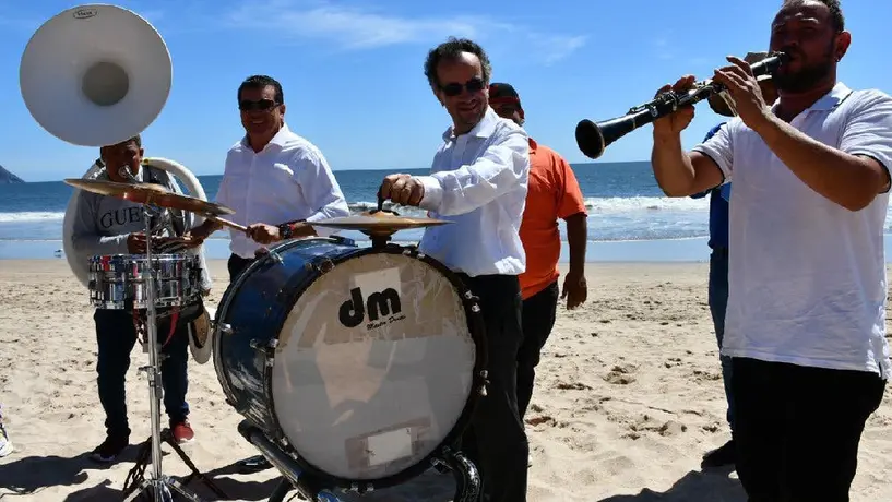 A embajador de Reino Unido le gusta la música de banda en la playa… ¡No como los de EU!