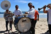 A embajador de Reino Unido le gusta la música de banda en la playa… ¡No como los de EU!