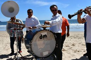 A embajador de Reino Unido le gusta la música de banda en la playa… ¡No como los de EU!
