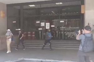 Familiares de los 43 normalistas desaparecidos de Ayotzinapa lanzan petardos contra Secretaría de Relaciones Exteriores